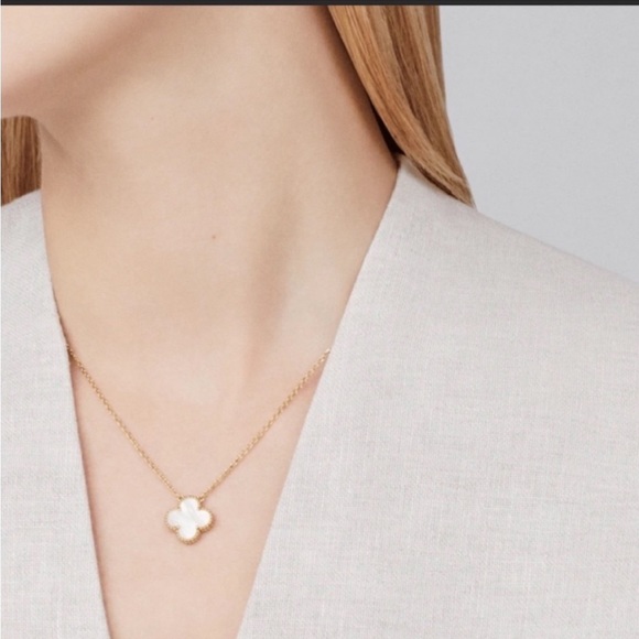 FOUR LEAF CLOVER NECKLACE WHITE AND GOLD
LUXURY LOOK - Picture 4 of 4